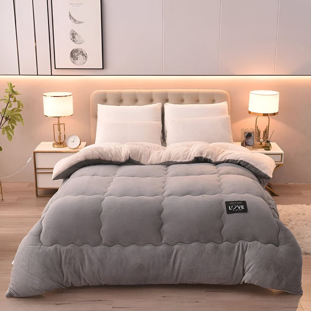 Bettdecke in Grau auf dem Bett