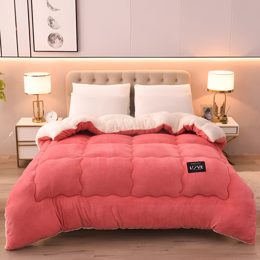 Bettdecke in Rosa auf dem Bett
