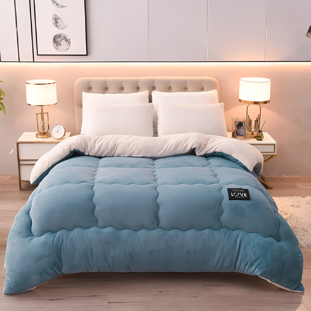Bettdecke in Hellblau auf dem Bett