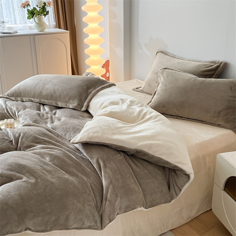 Winterbettwäsche aus Korallenfleece in Taupe mit cremeweißer Rückseite und Kissenbezügen